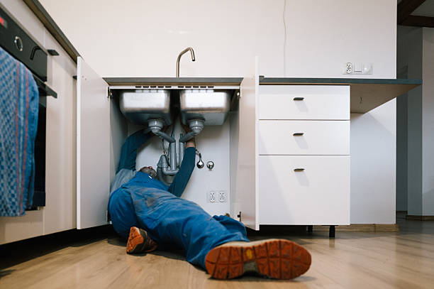 Professional Emergency Plumber technician working in Sparta, IL